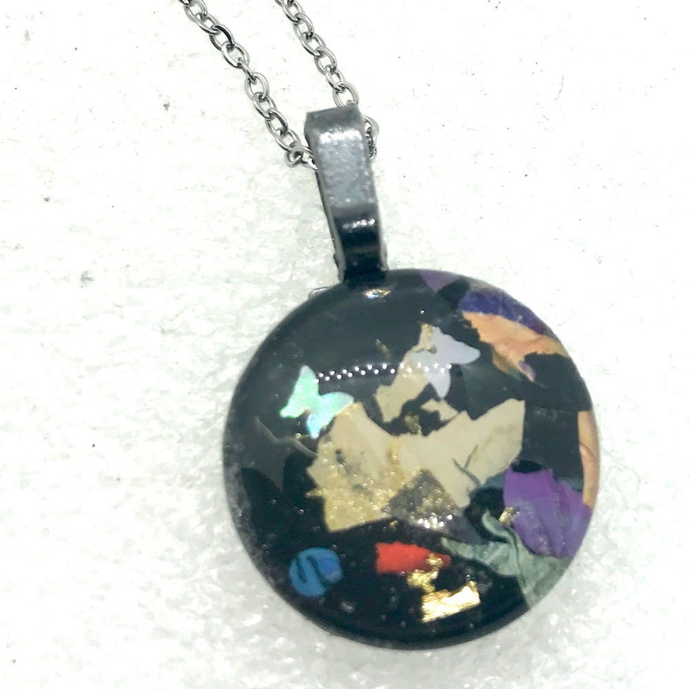 Handmade pendant with hand painted glass dome NSN round 20mm